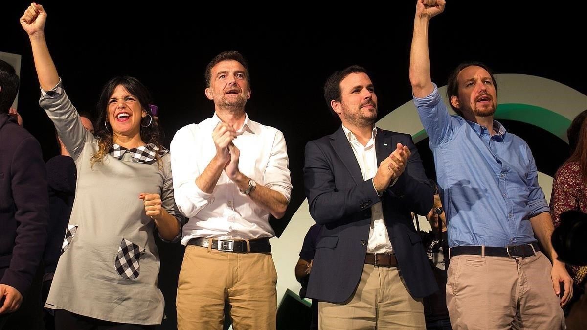 La candidata de Adelante Andalucía, Teresa Rodríguez, junto al cabeza de lista por Sevilla, Antonio Maíllo; el líder de IU, Alberto Garzón, y el de Podemos, Pablo Iglesias, en Torremolinos (Málaga). La candidata de Adelante Andalucía, Teresa Rodríguez, junto al cabeza de lista por Sevilla, Antonio Maíllo; el líder de IU, Alberto Garzón, y el de Podemos, Pablo Iglesias, en Torremolinos (Málaga).