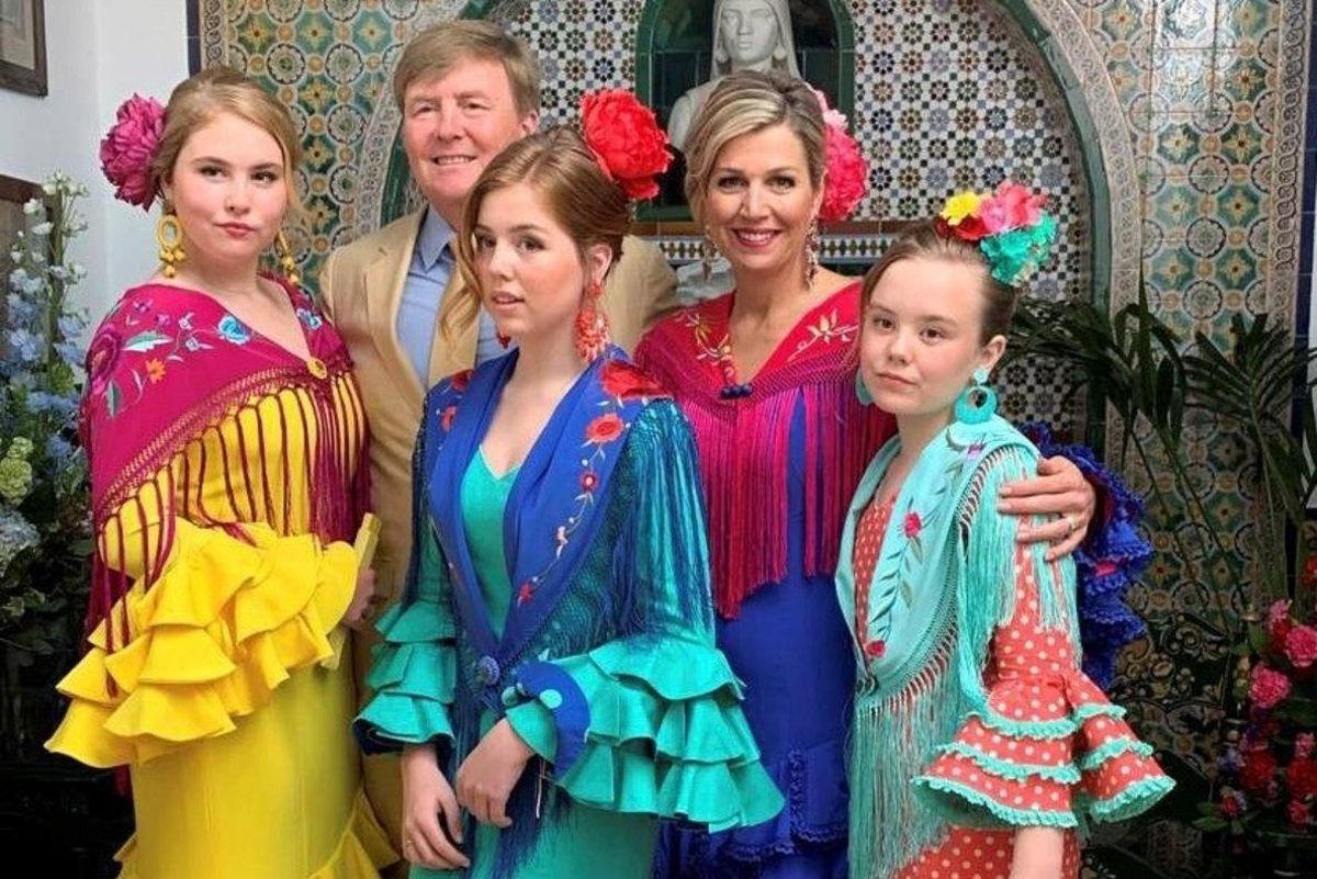 GRAF4347. SEVILLA (ESPAÑA), 25/12/2019.- El rey Guillermo Alejandro de los Países Bajos, la reina Máxima, y sus tres hijas Amalia, Alexia y Ariana, posan para una fotografía que se hicieron todos juntos en la Feria de Sevilla de este año, vestidos con trajes de sevillanas, utilizada por la familia real holandesa para felicitar las navidades en los dialectos oficiales de los Países Bajos, pero también en inglés y español. EFE/Arenda Oomen SÓLO USO EDITORIAL GRAF4347. SEVILLA (ESPAÑA), 25/12/2019.- El rey Guillermo Alejandro de los Países Bajos, la reina Máxima, y sus tres hijas Amalia, Alexia y Ariana, posan para una fotografía que se hicieron todos juntos en la Feria de Sevilla de este año, vestidos con trajes de sevillanas, utilizada por la familia real holandesa para felicitar las navidades en los dialectos oficiales de los Países Bajos, pero también en inglés y español. EFE/Arenda Oomen SÓLO USO EDITORIAL