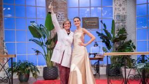 Rosa León con la modelo Blanca Padilla, que lleva el vestido que le dio la victoria en la segunda temporada de ’Maestros de la costura’. 