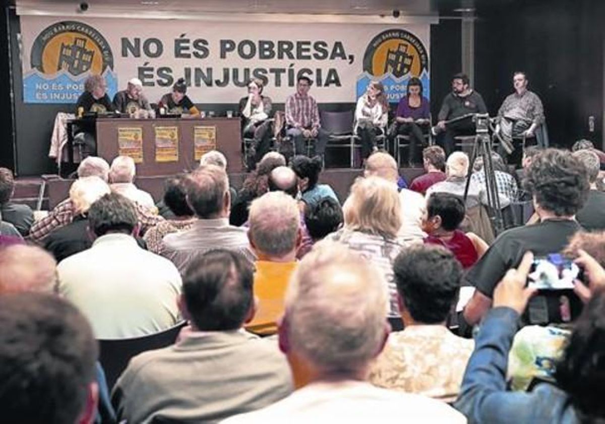 Ambiente en las Cotxeres Borbó durante el debate con las candidaturas municipales organizado por la plataforma Nou Barris Cabrejada, ayer. Ambiente en las Cotxeres Borbó durante el debate con las candidaturas municipales organizado por la plataforma Nou Barris Cabrejada, ayer.