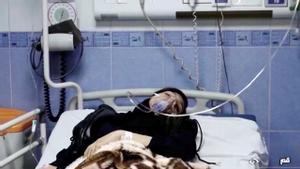 Una joven ingresada por envenenamiento en un hospital indeterminado de Irán.