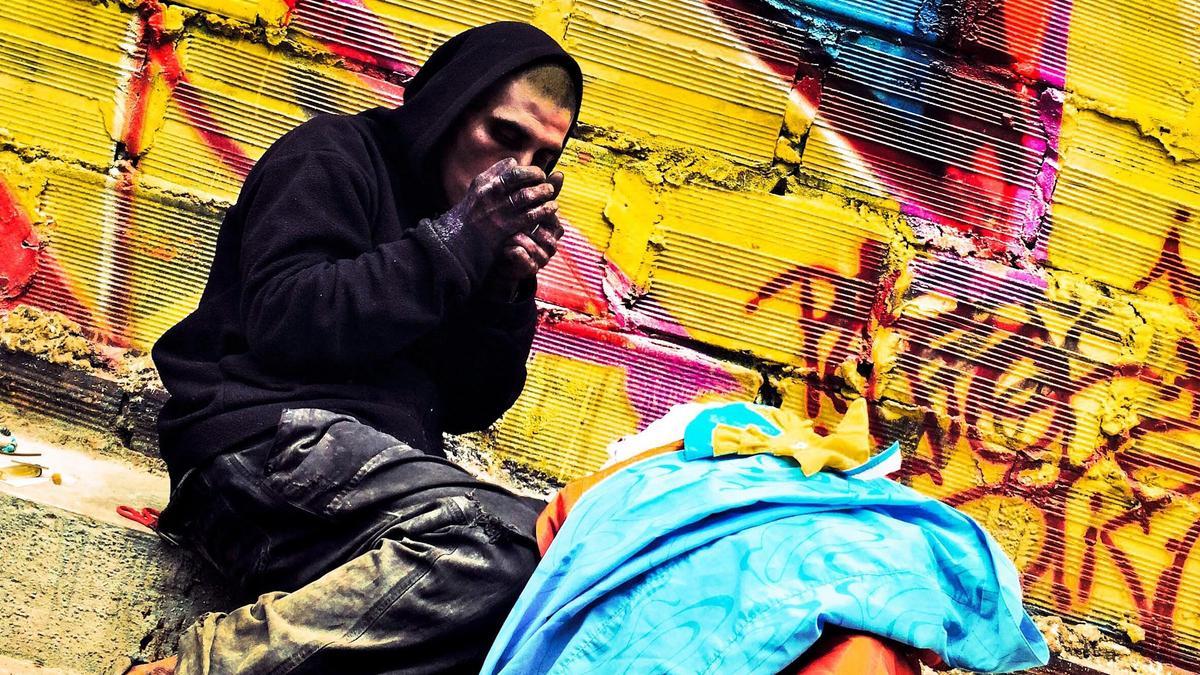 Un indigente fuma basuco en una calle de Bogotá, en una foto de archivo.