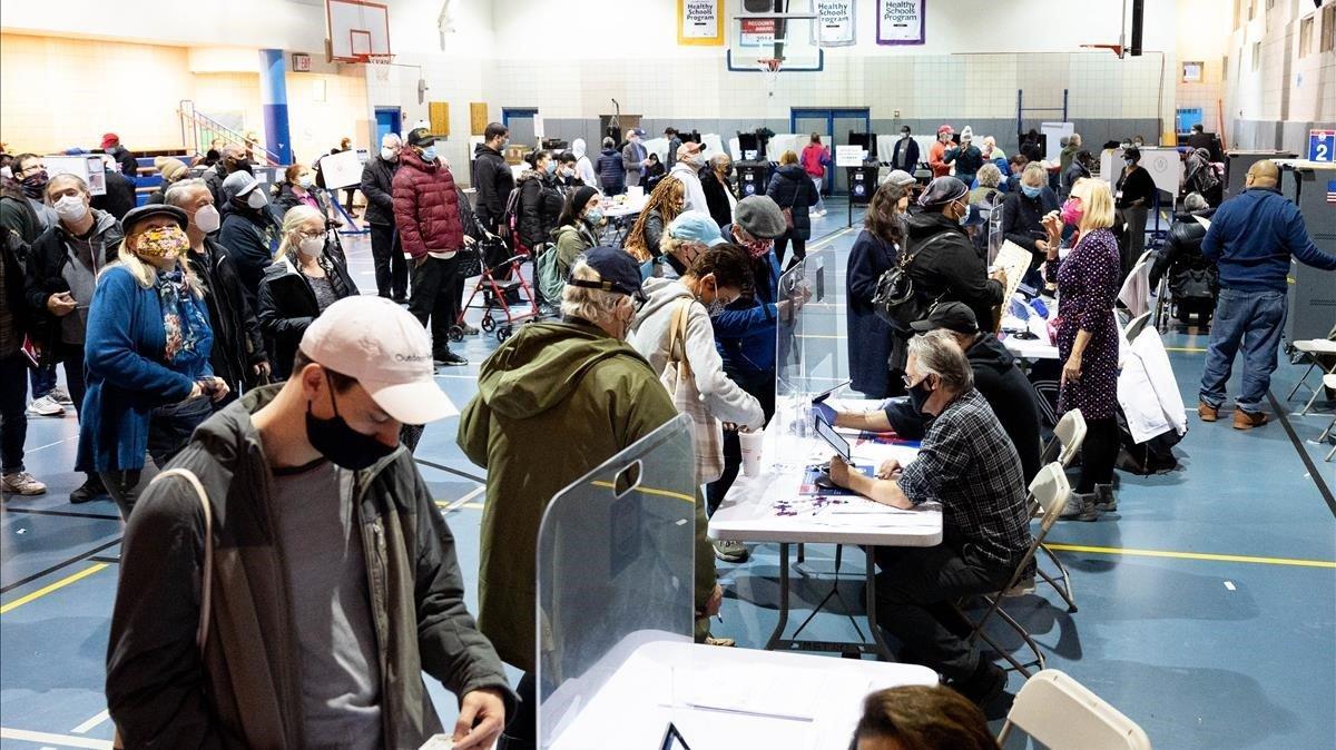 Votantes de Nueva York hacen cola en un centro de votación anticipada, este domingo.