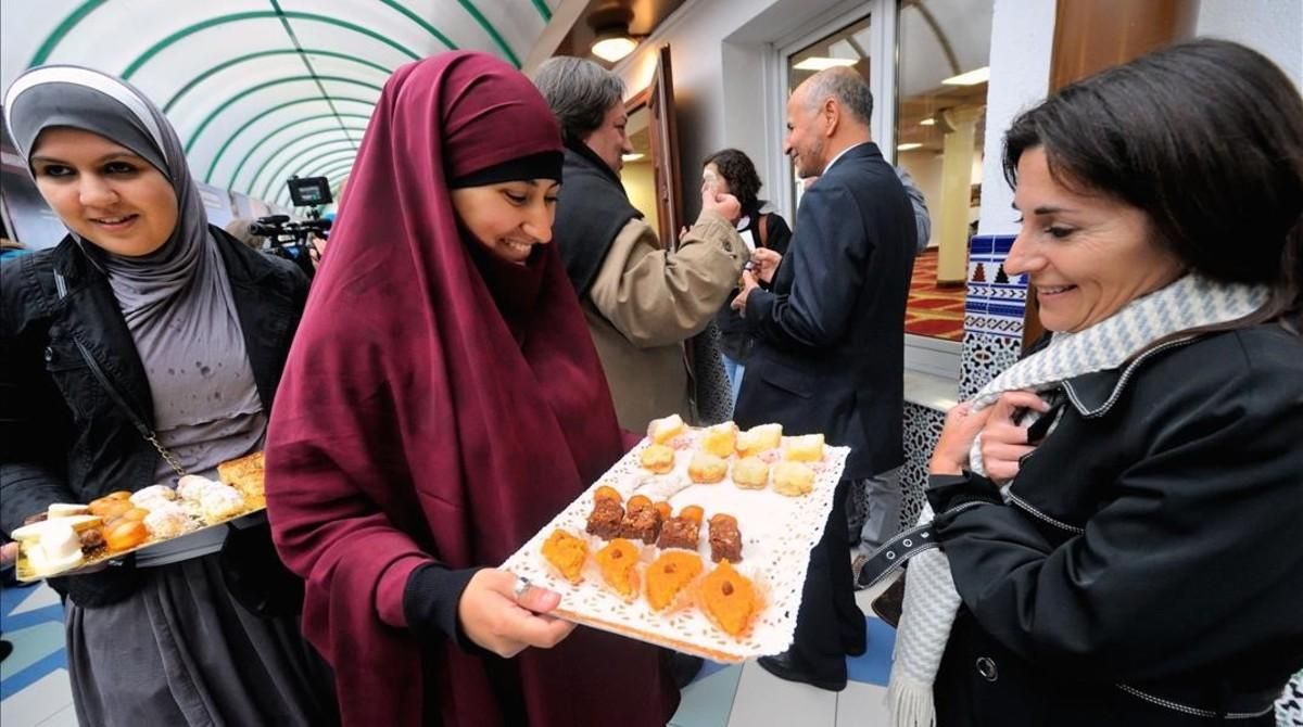 Mujeres musulmanas ofrecen pastelitos en un mezquita de Lille (norte de Francia), en una jornada de puertas abiertas, en el 2012. Mujeres musulmanas ofrecen pastelitos en un mezquita de Lille (norte de Francia), en una jornada de puertas abiertas, en el 2012.