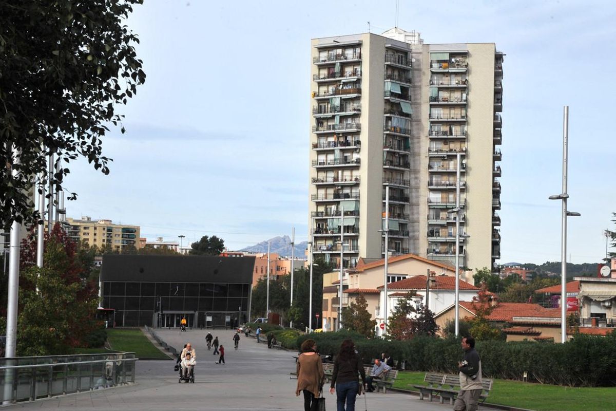La estación de FGC en el barrio de Les Torres. La estación de FGC en el barrio de Les Torres.