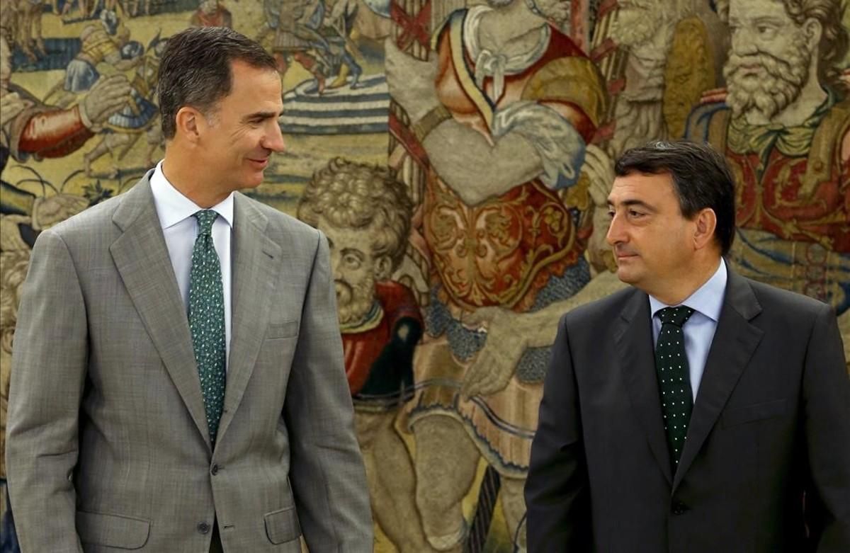 El Rey y Aitor Esteban, portavoz del PNV, este miércoles en la Zarzuela. El Rey y Aitor Esteban, portavoz del PNV, este miércoles en la Zarzuela.