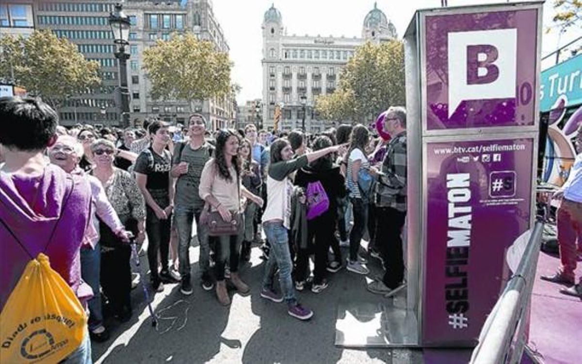 Presentación del ’selfiematon’ de BTV en la plaza de Catalunya de Barcelona. Presentación del ’selfiematon’ de BTV en la plaza de Catalunya de Barcelona.