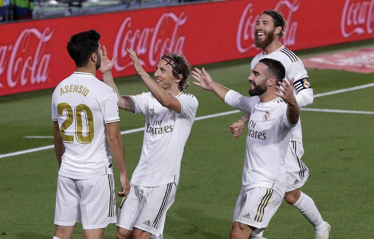 Los jugadores del Madrid celebran junto a Asensio su gol ante el Valencia. Los jugadores del Madrid celebran junto a Asensio su gol ante el Valencia.