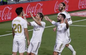 Los jugadores del Madrid celebran junto a Asensio su gol ante el Valencia.