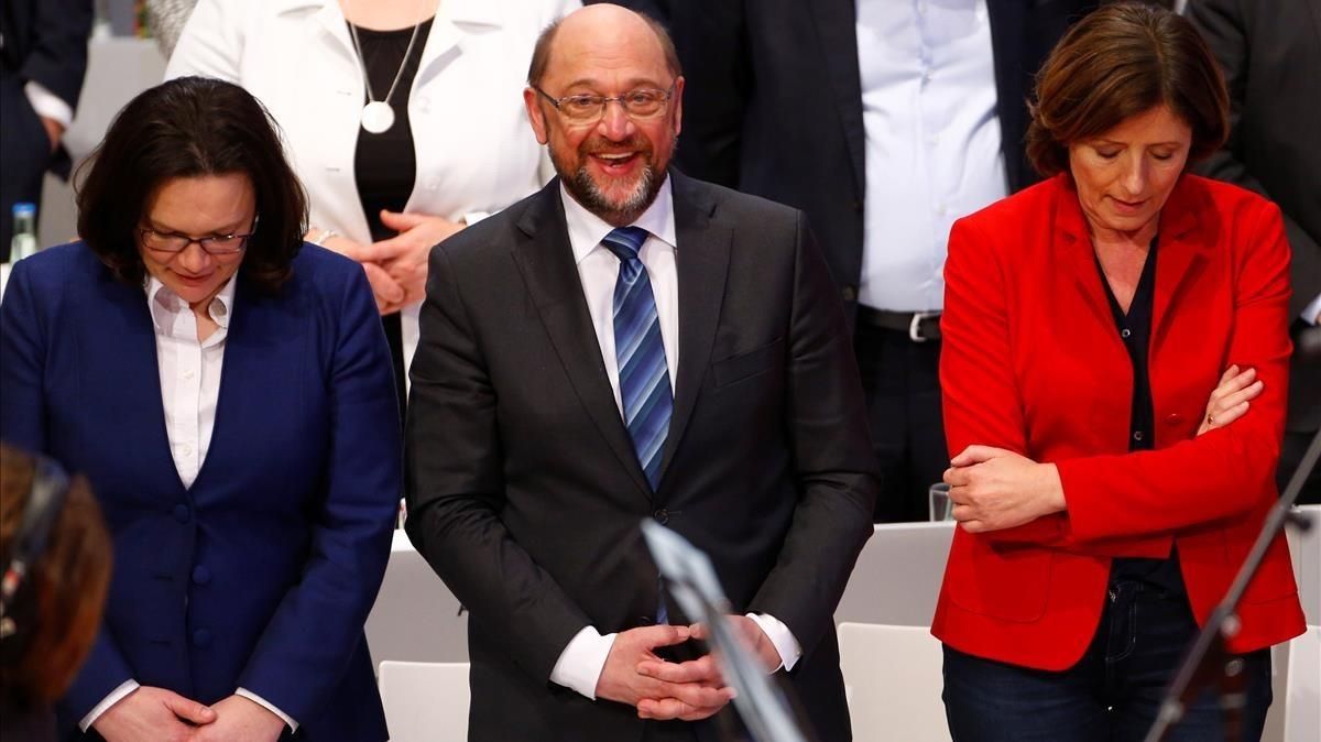 Schulz (centro), flanqueado por Andrea Nahles (izq), líder del grupo parlamentario del SPD, y Malu Dreyer, primera ministra de Renania-Palatinado, en el congreso en Bonn, el 21 de enero. Schulz (centro), flanqueado por Andrea Nahles (izq), líder del grupo parlamentario del SPD, y Malu Dreyer, primera ministra de Renania-Palatinado, en el congreso en Bonn, el 21 de enero.