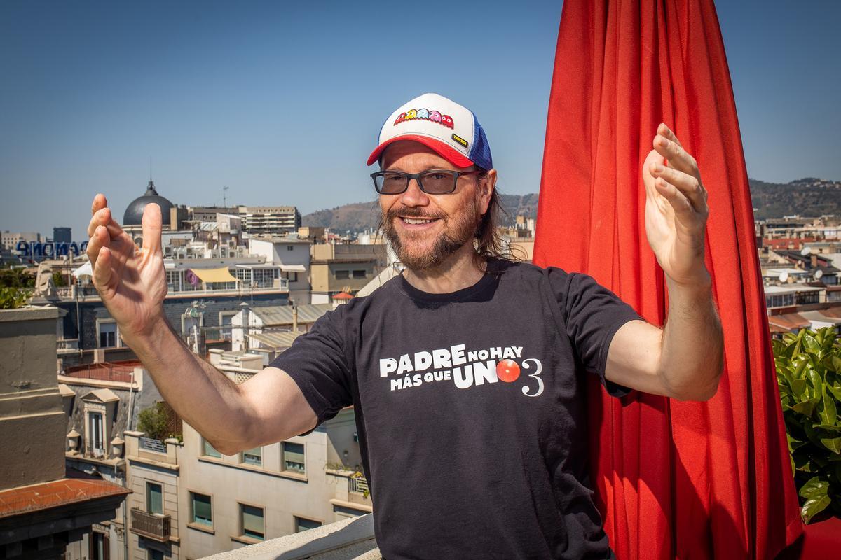 Santiago Segura, en la terraza de un hotel barcelonés, con la sierra de Collserola al fondo.