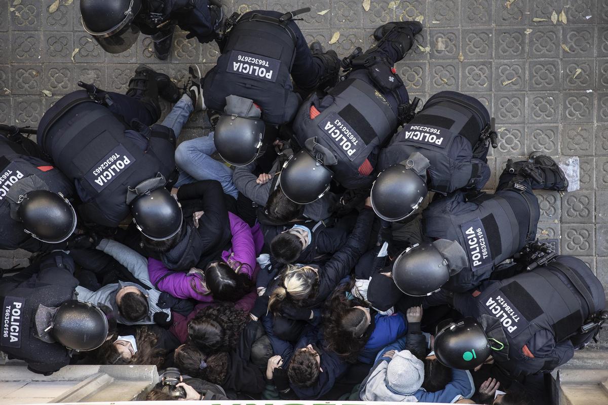 Gran despliegue policial para desahuciar a una familia a cuatro días de la Navidad en Barcelona