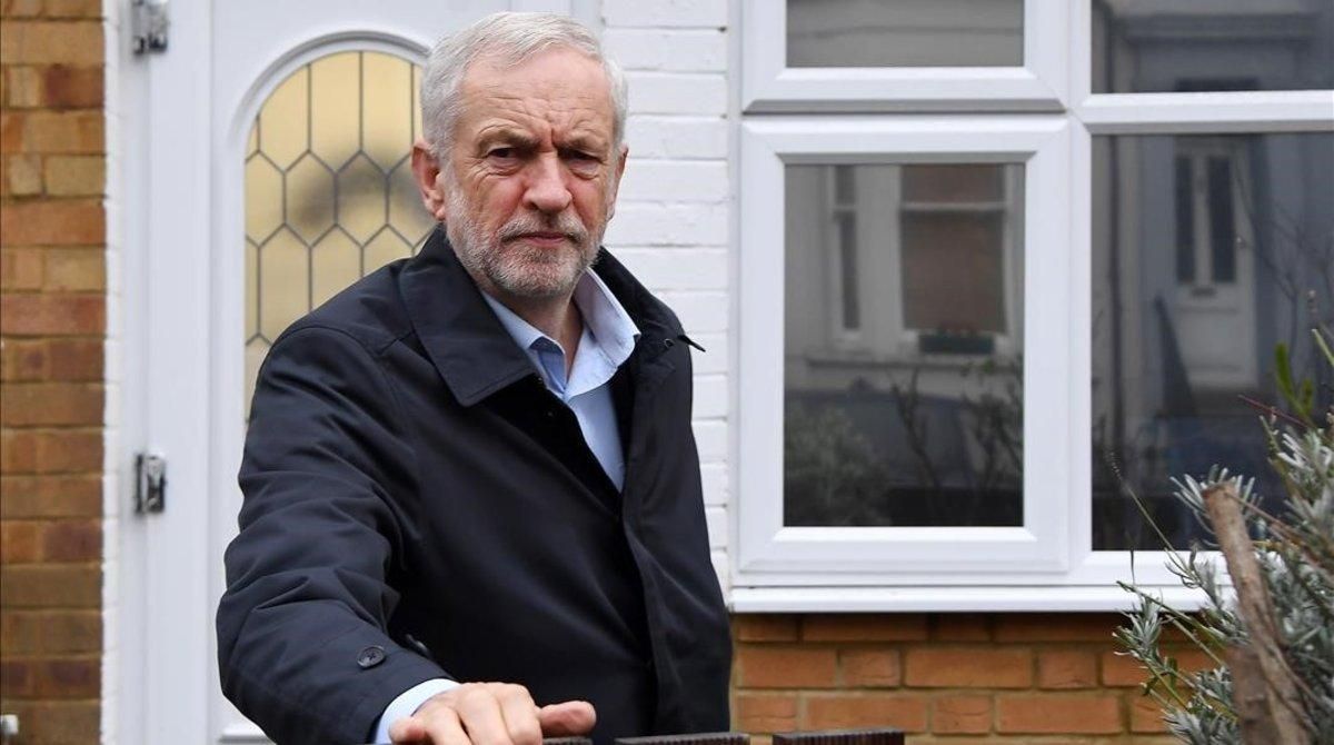 Jeremy Corbyn abandona su residencia. Jeremy Corbyn abandona su residencia.