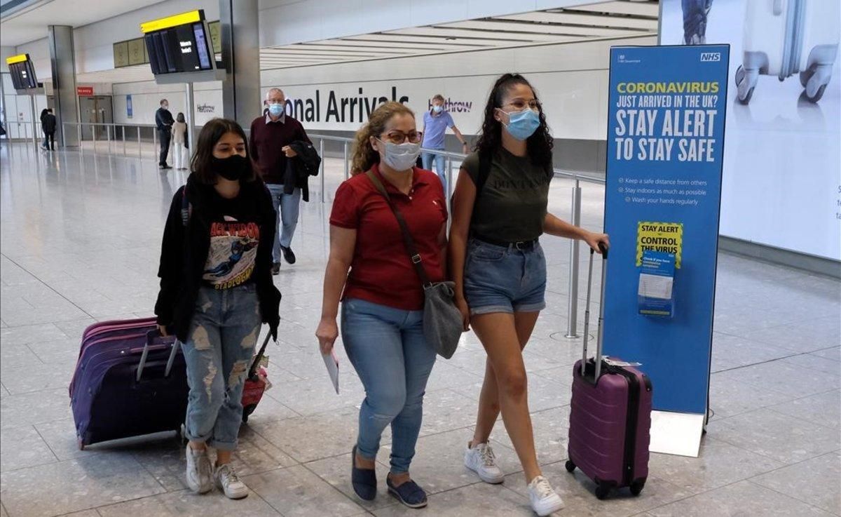 Pasajeros procedentes de España llegan al aeropuerto de Heathrow, en Londres. Pasajeros procedentes de España llegan al aeropuerto de Heathrow, en Londres.