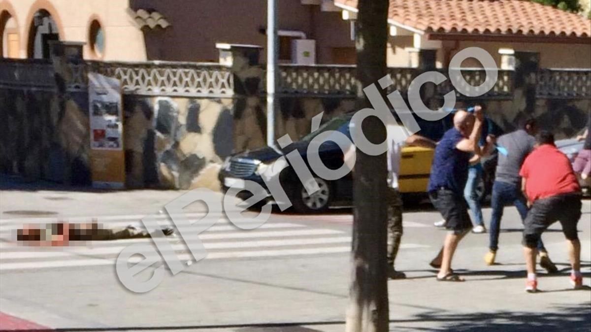 Varios vecinos golpean al agresor con palos mientras la víctima yace en el suelo, el pasado día 1, en Montcada i Reixach. Imagen capturada por un vecino. Varios vecinos golpean al agresor con palos mientras la víctima yace en el suelo, el pasado día 1, en Montcada i Reixach. Imagen capturada por un vecino.
