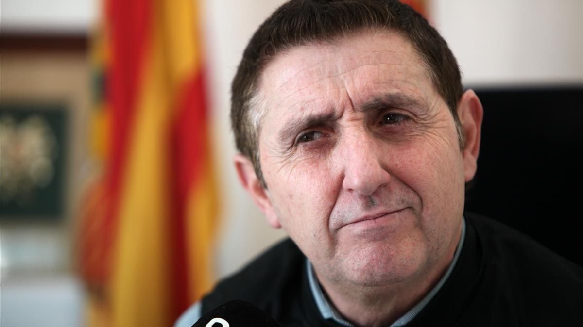 Alcalde de Sixena: "Si les pintures han estat vuit segles sense climatització, no sé a què ve ara tanta obsessió" Alcalde de Sixena: "Si les pintures han estat vuit segles sense climatització, no sé a què ve ara tanta obsessió"