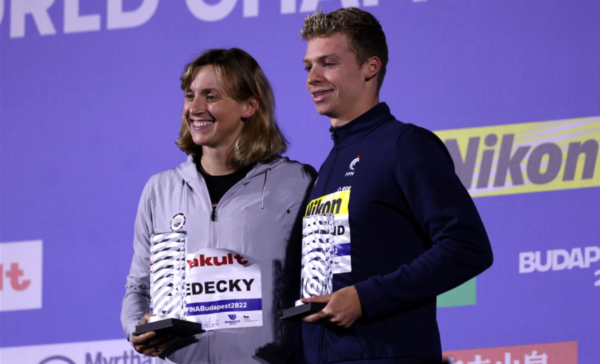 Katie Ledecky y Leon Marchand  posan con los trofeos que los acreditan como los mejores nadadores del Mundial 