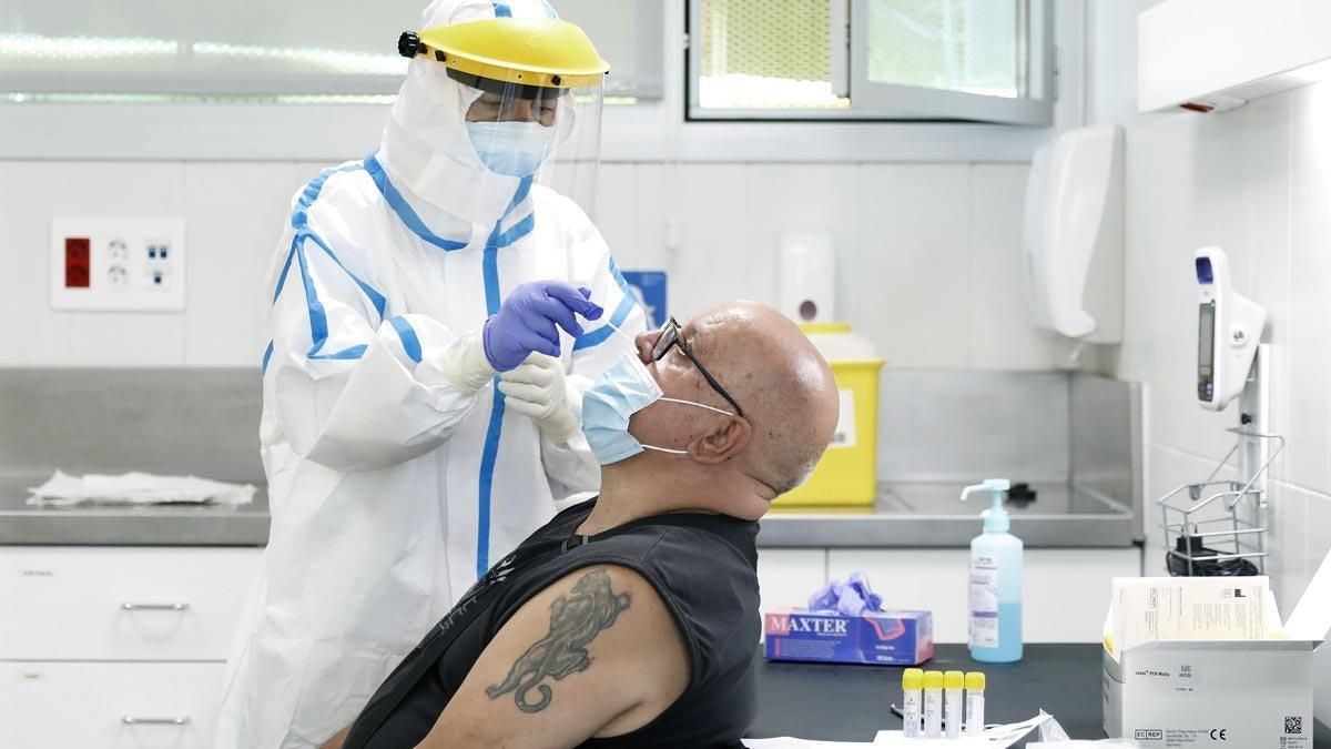 Un hombre se somete a una prueba del coronavirus en un CAP de Barcelona. Un hombre se somete a una prueba del coronavirus en un CAP de Barcelona.