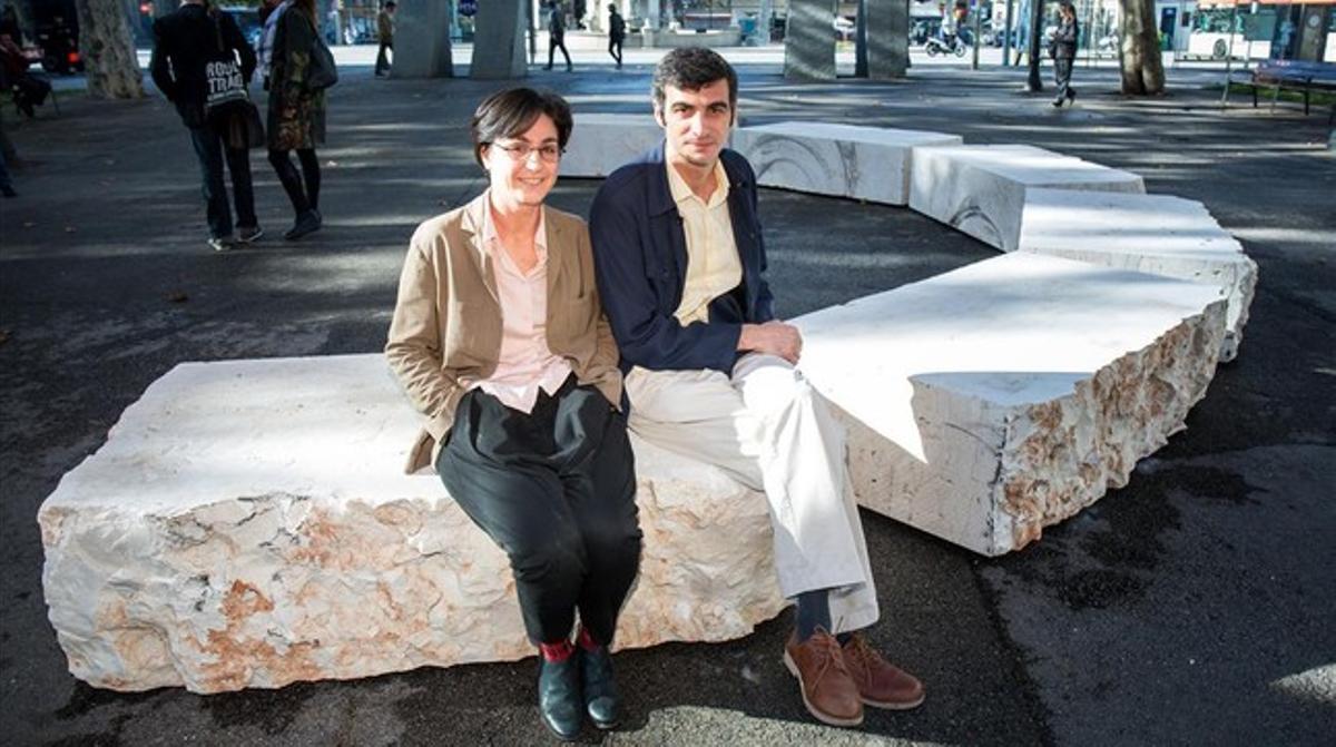 Giuliana Racco y Matteo Guidi, en Pla de Palau, junto a seis de las 12 partes en que se ha separado la piedra. Giuliana Racco y Matteo Guidi, en Pla de Palau, junto a seis de las 12 partes en que se ha separado la piedra.