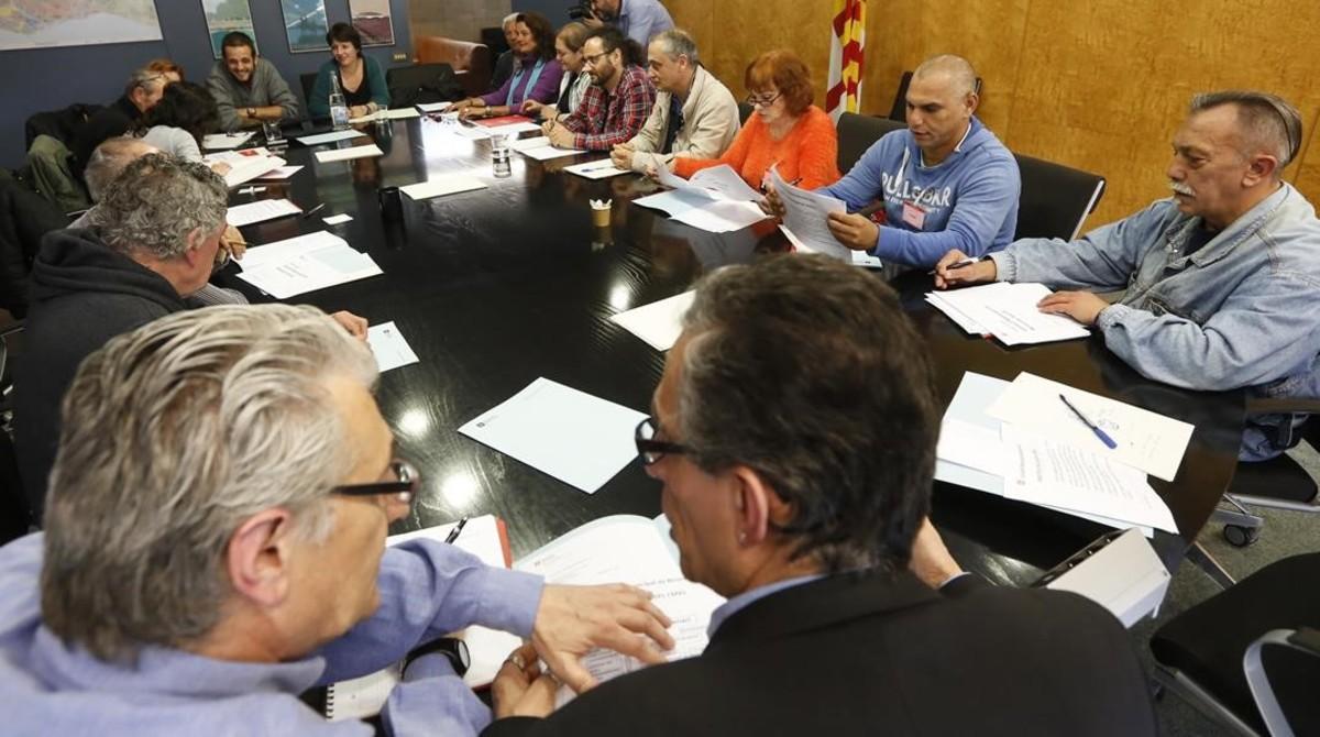 El consejo de personas sin hogar creado por el Ayuntamiento de Barcelona, reunido por primera vez, este jueves.