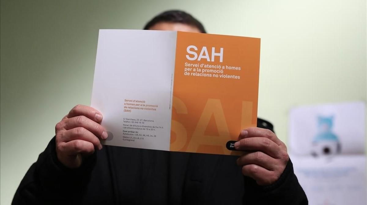 Un usuario del Servicio de Atención a Hombres (SAH) del Ayuntamiento de Barcelona. Un usuario del Servicio de Atención a Hombres (SAH) del Ayuntamiento de Barcelona.