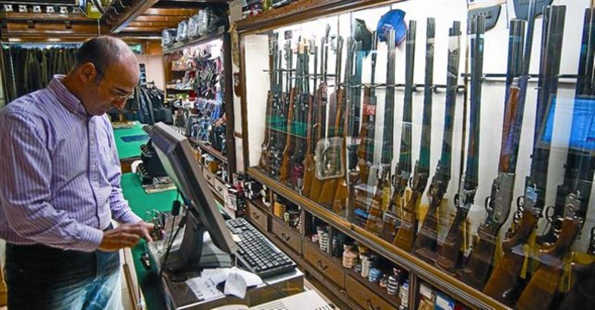 Rifles expuestos en una armería de Barcelona.