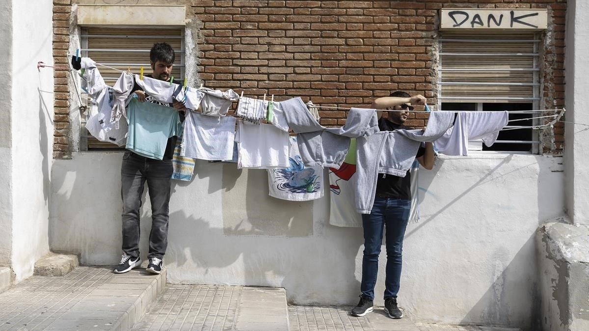 Los miembros de Estopa, en su barrio natal de Sant Ildefons. Los miembros de Estopa, en su barrio natal de Sant Ildefons.