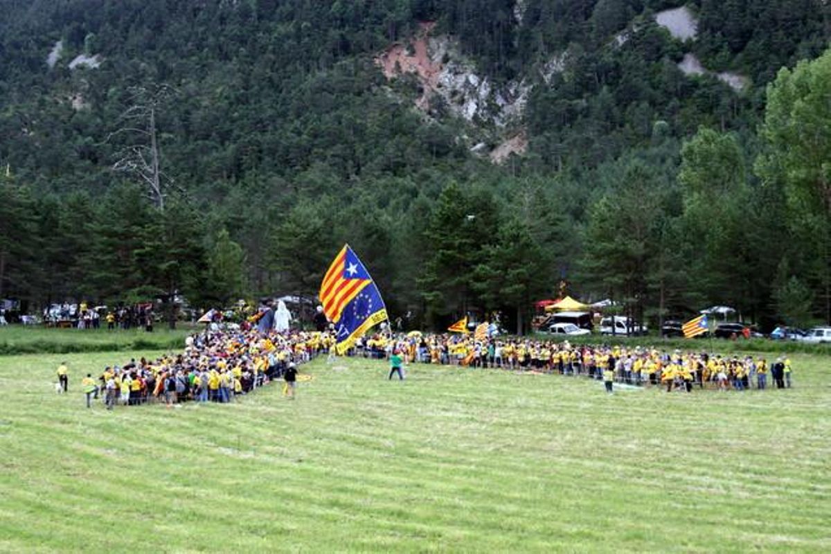 Más de un millar de personas han formado la ’V’ catalana ante el Pi de les Tres Branques, este domingo. Más de un millar de personas han formado la ’V’ catalana ante el Pi de les Tres Branques, este domingo.