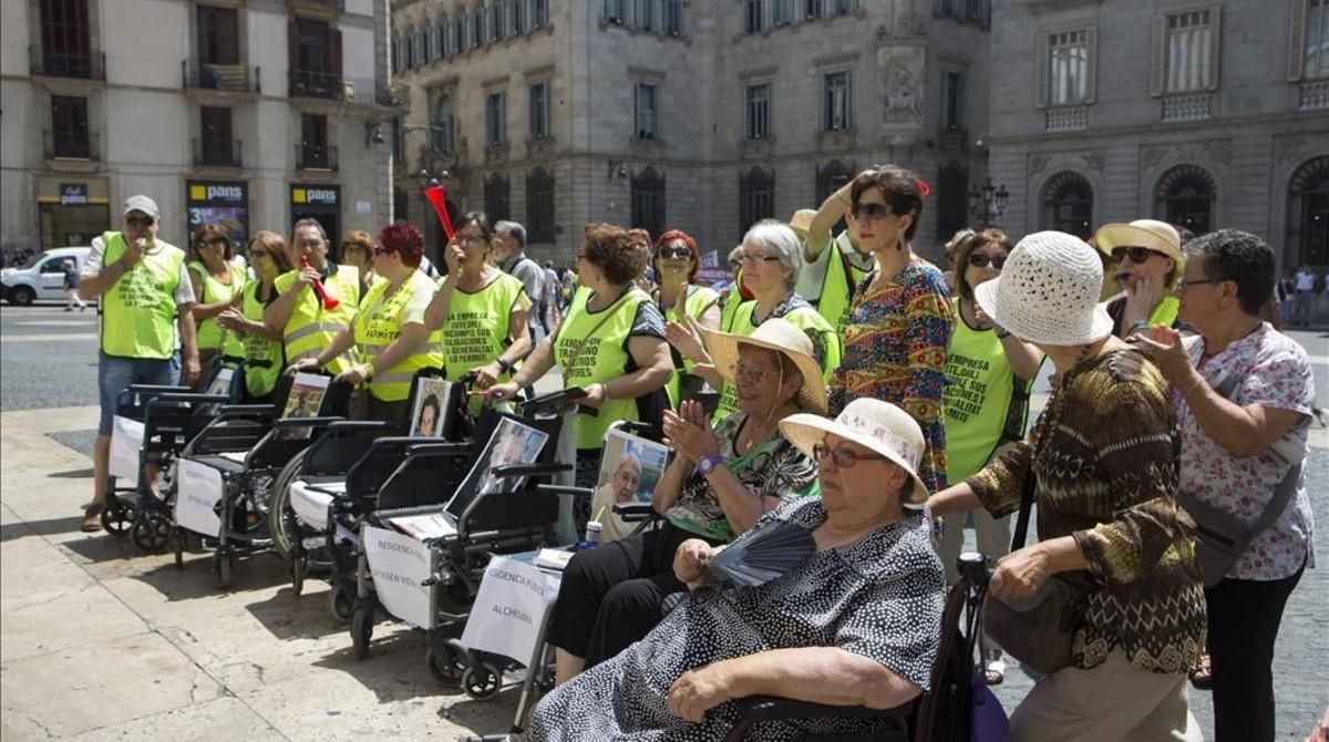 Familiares y afectados de cinco residencias públicas de ancianos protestan frente a la Generalitat el 15 de junio de 2017. Familiares y afectados de cinco residencias públicas de ancianos protestan frente a la Generalitat el 15 de junio de 2017.