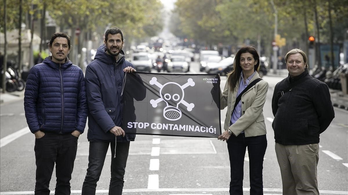 Carlos Avilés, Guille López, Neus Sells y Steve Tayleur, miembros de Eixample Respira y promotores del mapa de los colegios y la contaminación del aire, en la calle de Urgell con Mallorca, uno de los puntos más contaminados. Carlos Avilés, Guille López, Neus Sells y Steve Tayleur, miembros de Eixample Respira y promotores del mapa de los colegios y la contaminación del aire, en la calle de Urgell con Mallorca, uno de los puntos más contaminados.