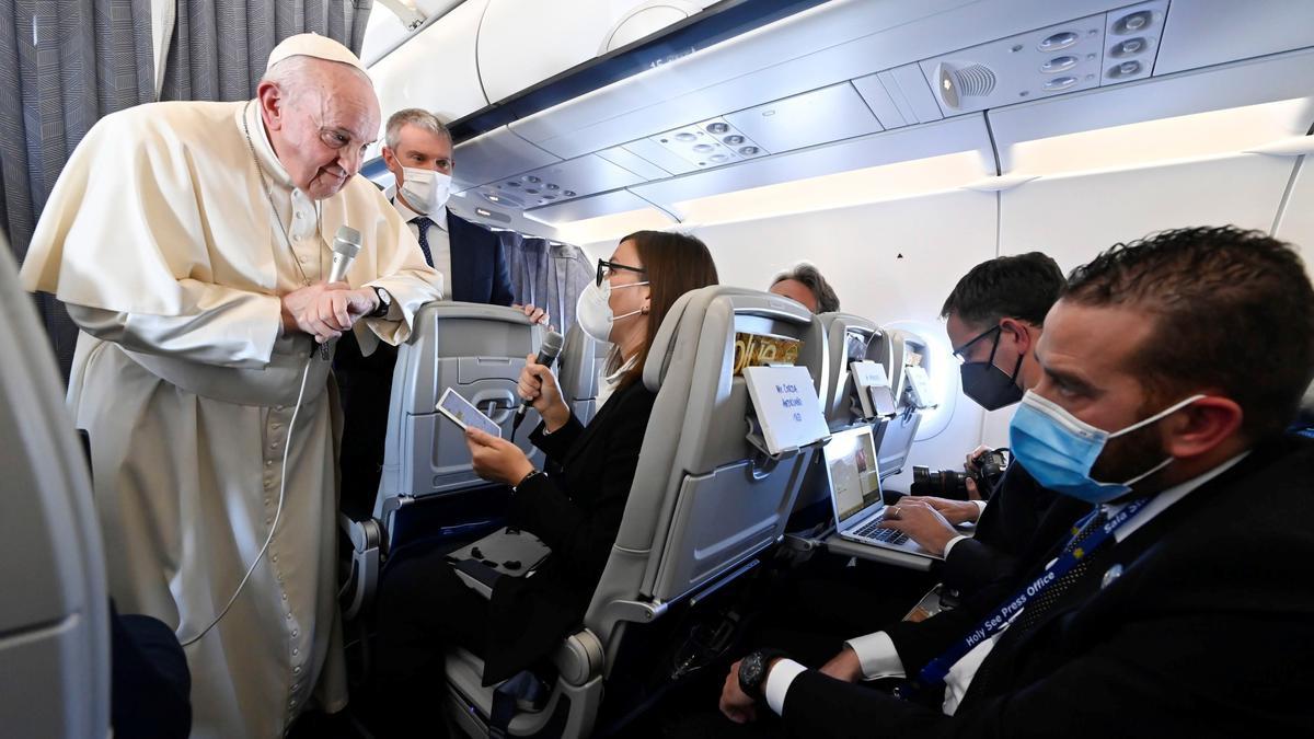 El Papa habla con los periodistas en el avión de regreso a Roma tras su viaje por Chipre y Grecia.