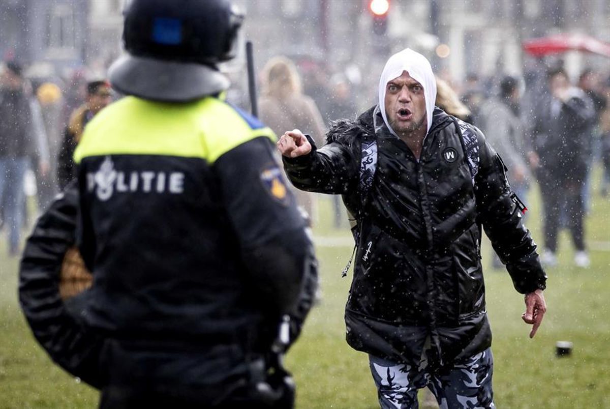 Un manifestante se encara con un agente durante el desalojo de la Plaza. Un manifestante se encara con un agente durante el desalojo de la Plaza.