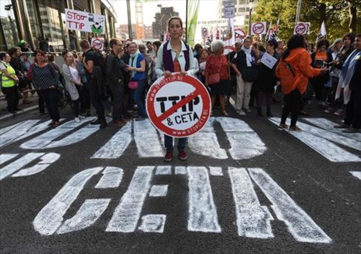 Una mujer sostiene una señal contra el CETA en una protesta en Bruselas el pasado mes de septiembre. Una mujer sostiene una señal contra el CETA en una protesta en Bruselas el pasado mes de septiembre.
