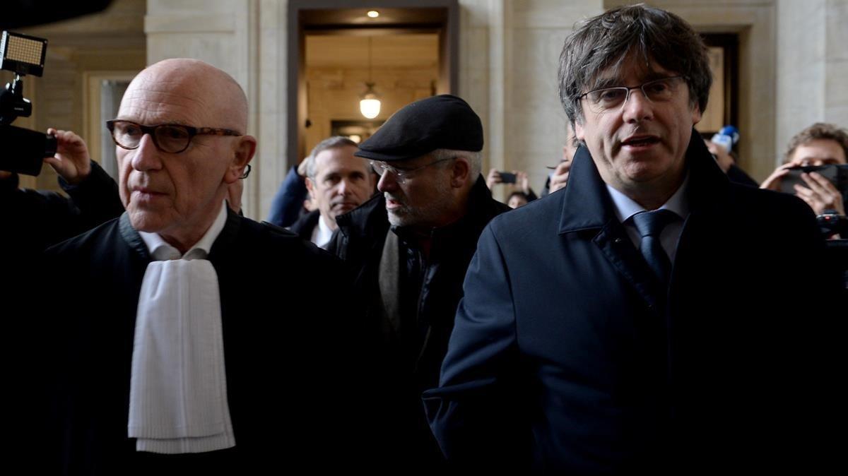 Puigdemont entrando a los  juzgados de Bruselas.
