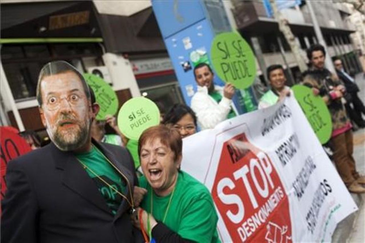 Protesta de la PAH ante la sede del PP de Catalunya, en Barcelona, en abril pasado. Protesta de la PAH ante la sede del PP de Catalunya, en Barcelona, en abril pasado.