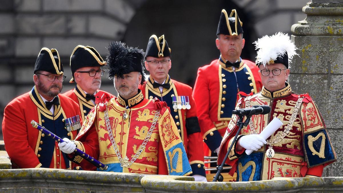 Lectura del acta de proclamación del rey Carlos III en Edimburgo.