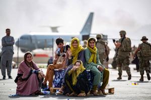 Afganos en el aeropuerto de Kabul.