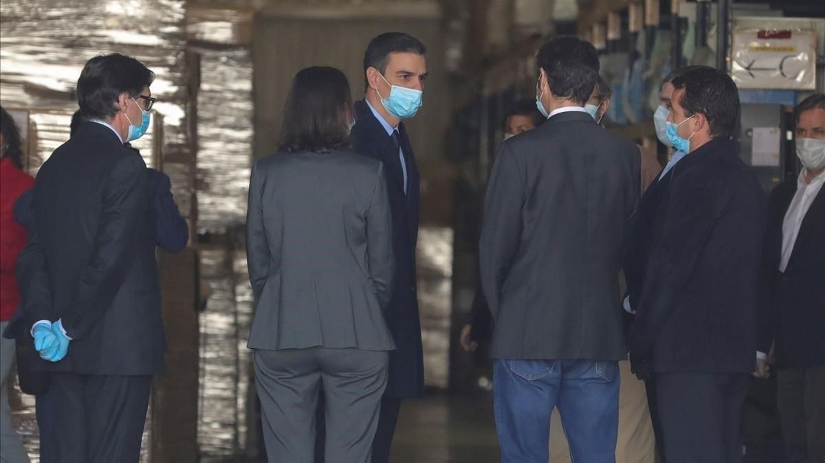 El presidente del gobierno Pedro Sánchez (c) visita este viernes las instalaciones de la empresa Hersill en Móstoles (Madrid) donde gracias al programa de reorientación de líneas industriales y producción nacional impulsado por el Gobierno han comenzado a fabricarse respiradores para la lucha contra el coronavirus. El presidente del gobierno Pedro Sánchez (c) visita este viernes las instalaciones de la empresa Hersill en Móstoles (Madrid) donde gracias al programa de reorientación de líneas industriales y producción nacional impulsado por el Gobierno han comenzado a fabricarse respiradores para la lucha contra el coronavirus.