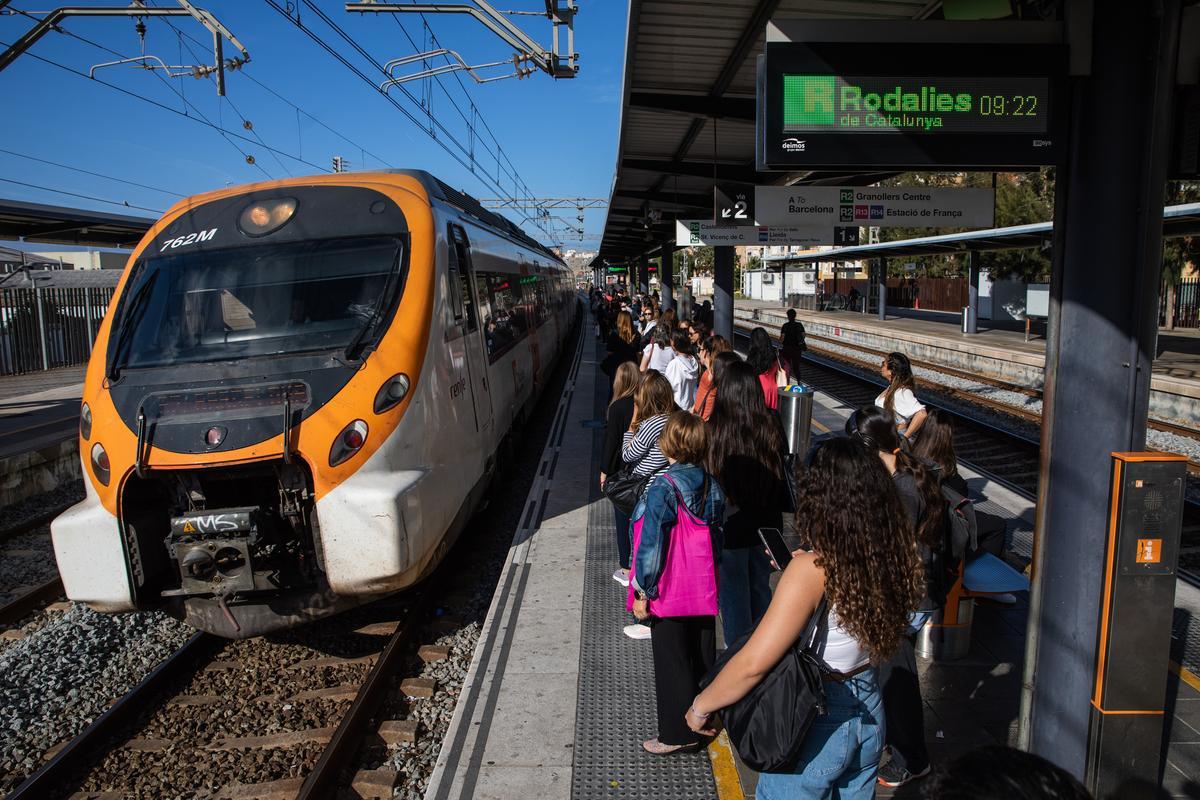 Les alcaldesses de Sitges i Vilanova denuncien el «desbordament» de passatgers a l’R2 de Rodalies