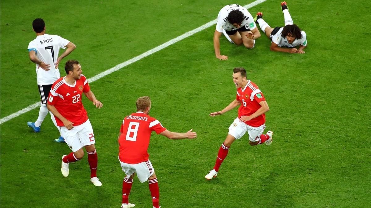 Cherysev celebra con sus compañeros el segundo gol a Egipto. Cherysev celebra con sus compañeros el segundo gol a Egipto.