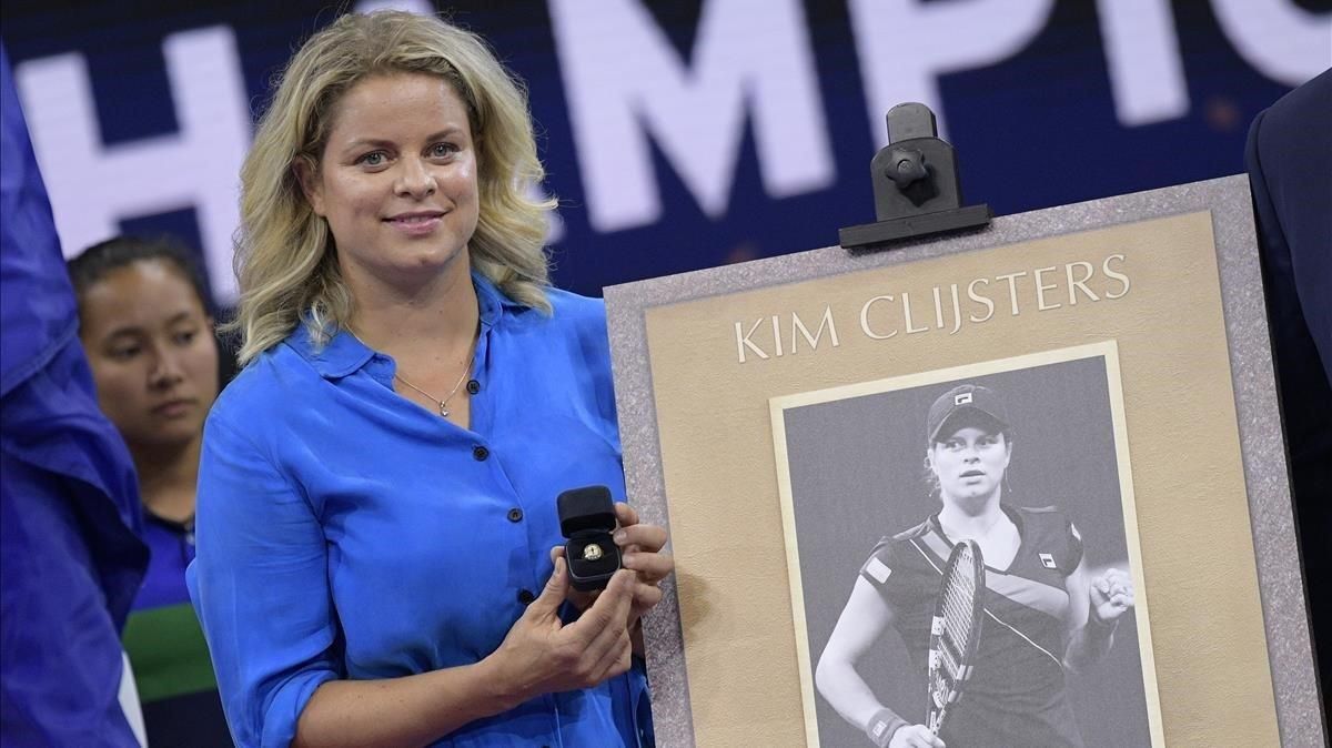 Kim Clijsters recibe un cuadro con su imagen en el último Abierto de EEUU. Kim Clijsters recibe un cuadro con su imagen en el último Abierto de EEUU.