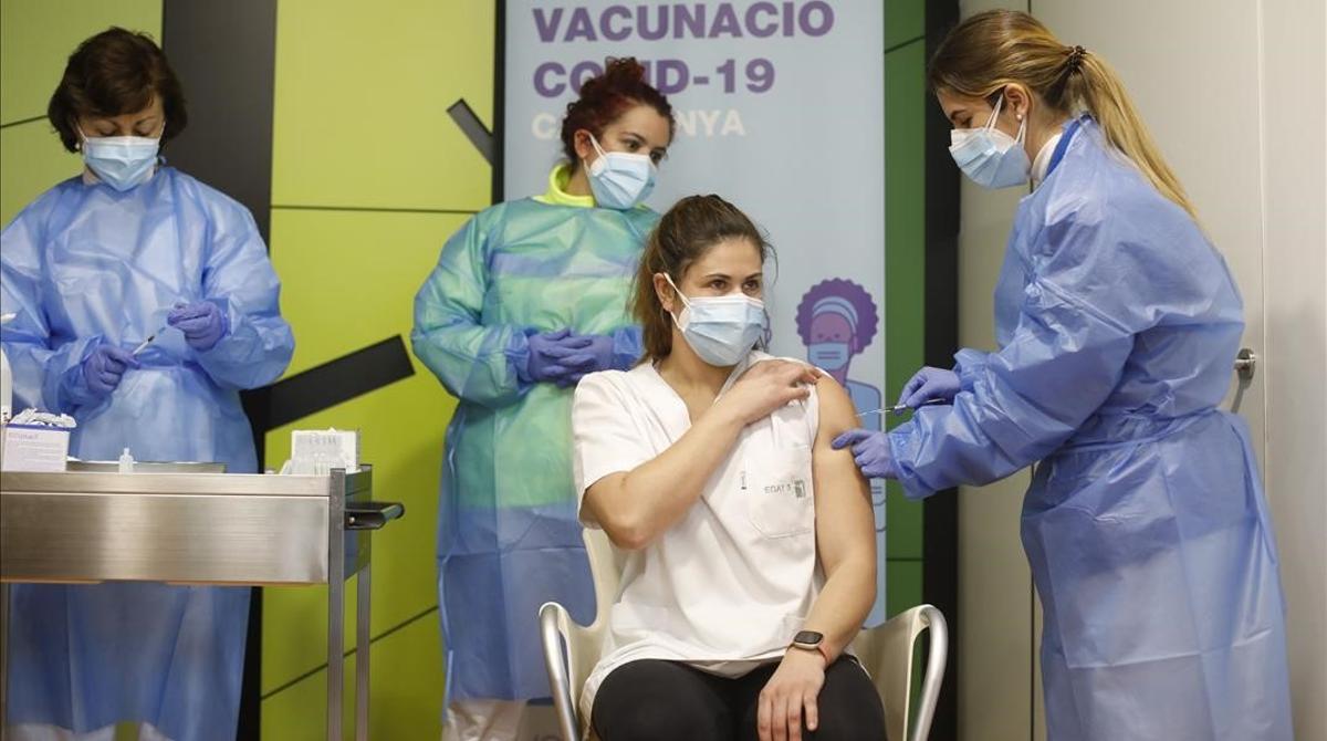 Una enfermera recibe la vacuna contra el coronavirus.
