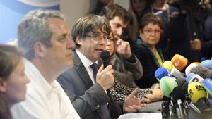 Serret, Forn, Puigdemont, Borràs, Comín y Bassa, este martes, durante la rueda de prensa que han ofrecido en Bruselas.