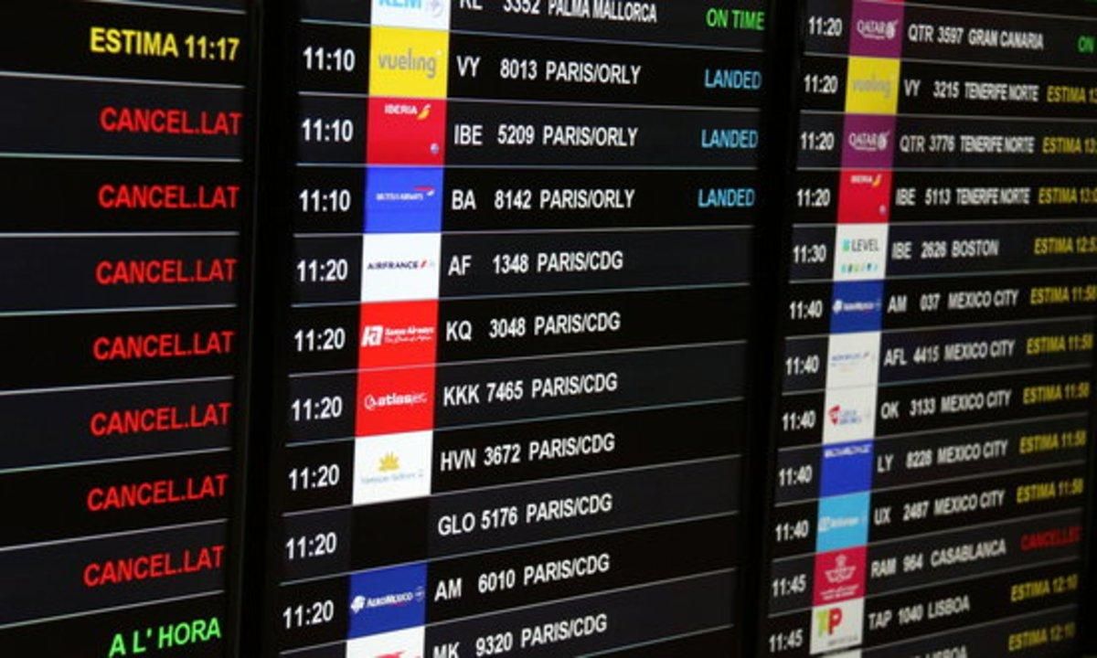 Un panel con vuelos cancelados en el aeropuerto de El Prat. Un panel con vuelos cancelados en el aeropuerto de El Prat.