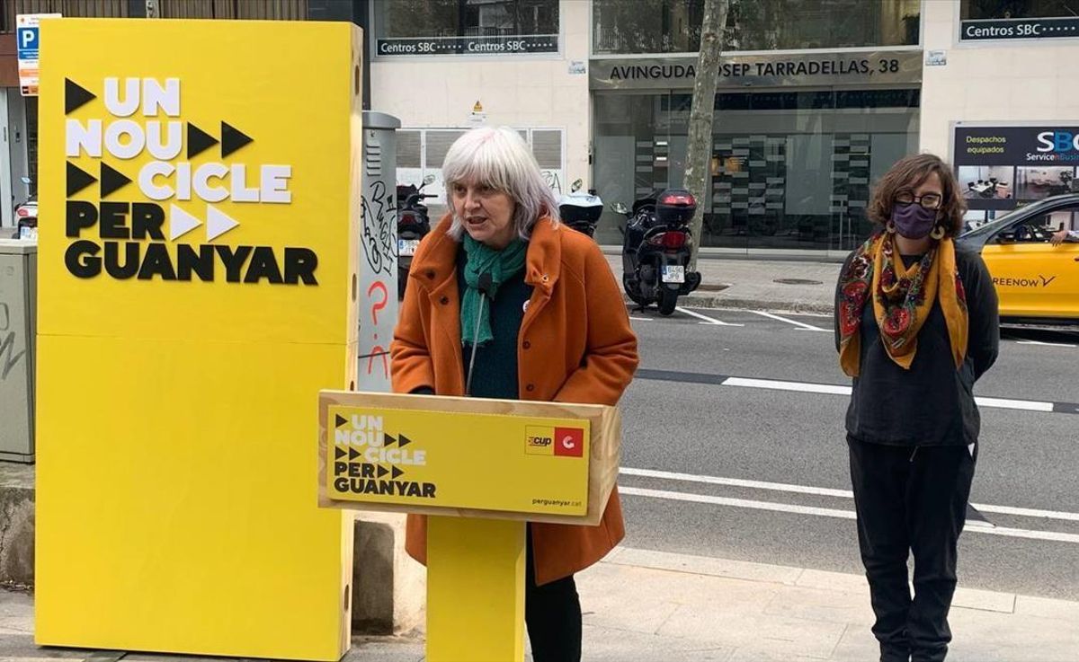 Dolors Sabater (CUP), con la número tres de la lista, Eulàlia Reguant, en rueda de prensa ante las oficinas de Haya Real Estate en Barcelona. Dolors Sabater (CUP), con la número tres de la lista, Eulàlia Reguant, en rueda de prensa ante las oficinas de Haya Real Estate en Barcelona.