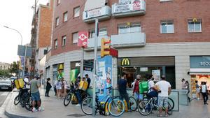 Varios ’riders’ esperan pedidos a la entrada de un McDonald´s en Collblanc, l’Hospitalet del Llobregat.