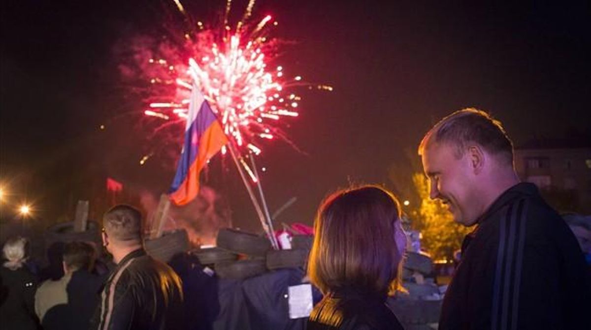 Celebraciones por la proclamación de la independencia en Donetsk, el lunes. Celebraciones por la proclamación de la independencia en Donetsk, el lunes.