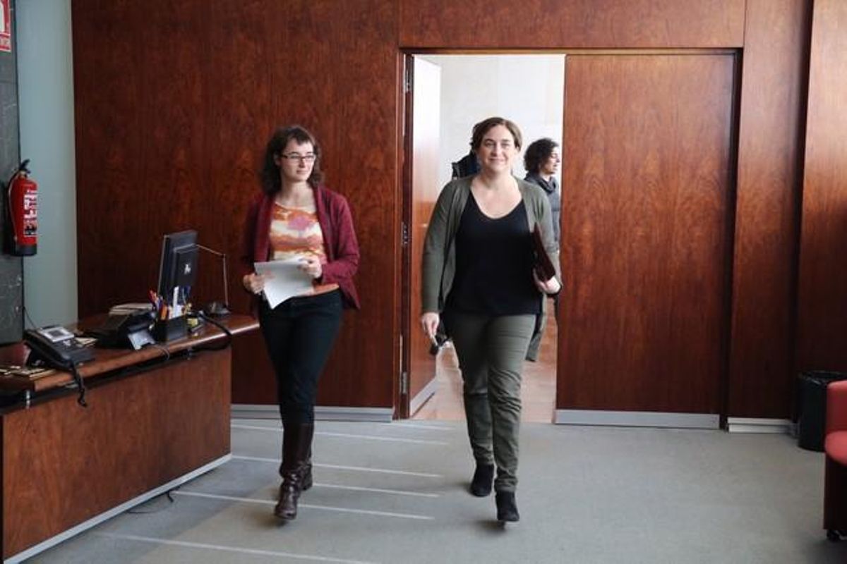 Colau, antes de iniciar la rueda de prensa sobre las negociaciones de la huelga del metro Colau, antes de iniciar la rueda de prensa sobre las negociaciones de la huelga del metro