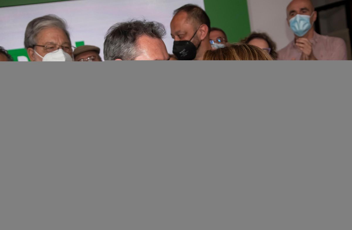 Espadas dona «uns dies» a Díaz perquè es refaci de la derrota i dimiteixi Espadas dona «uns dies» a Díaz perquè es refaci de la derrota i dimiteixi
