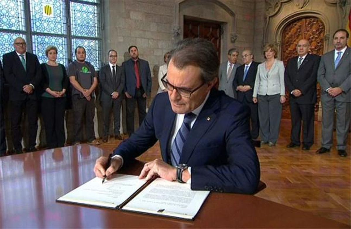 Mas, durante la firma del decreto de convocatoria de la consulta. Mas, durante la firma del decreto de convocatoria de la consulta.